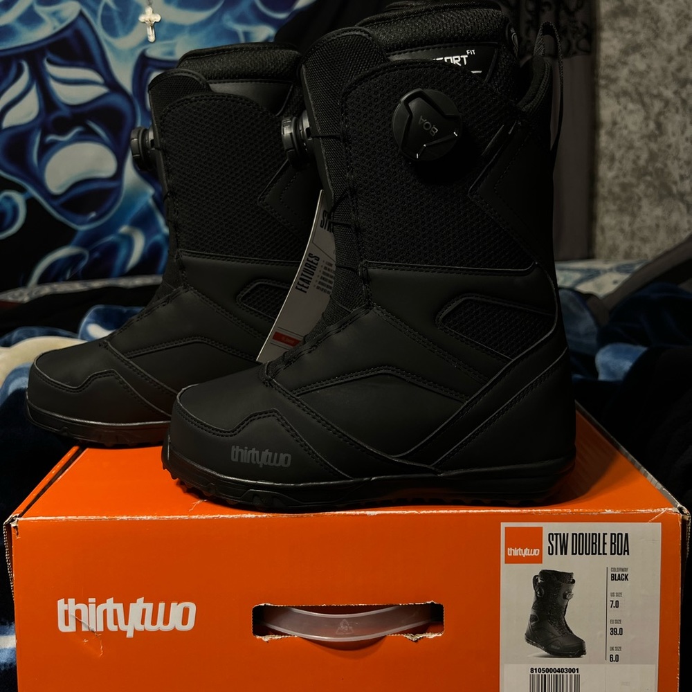 Snowboard boots